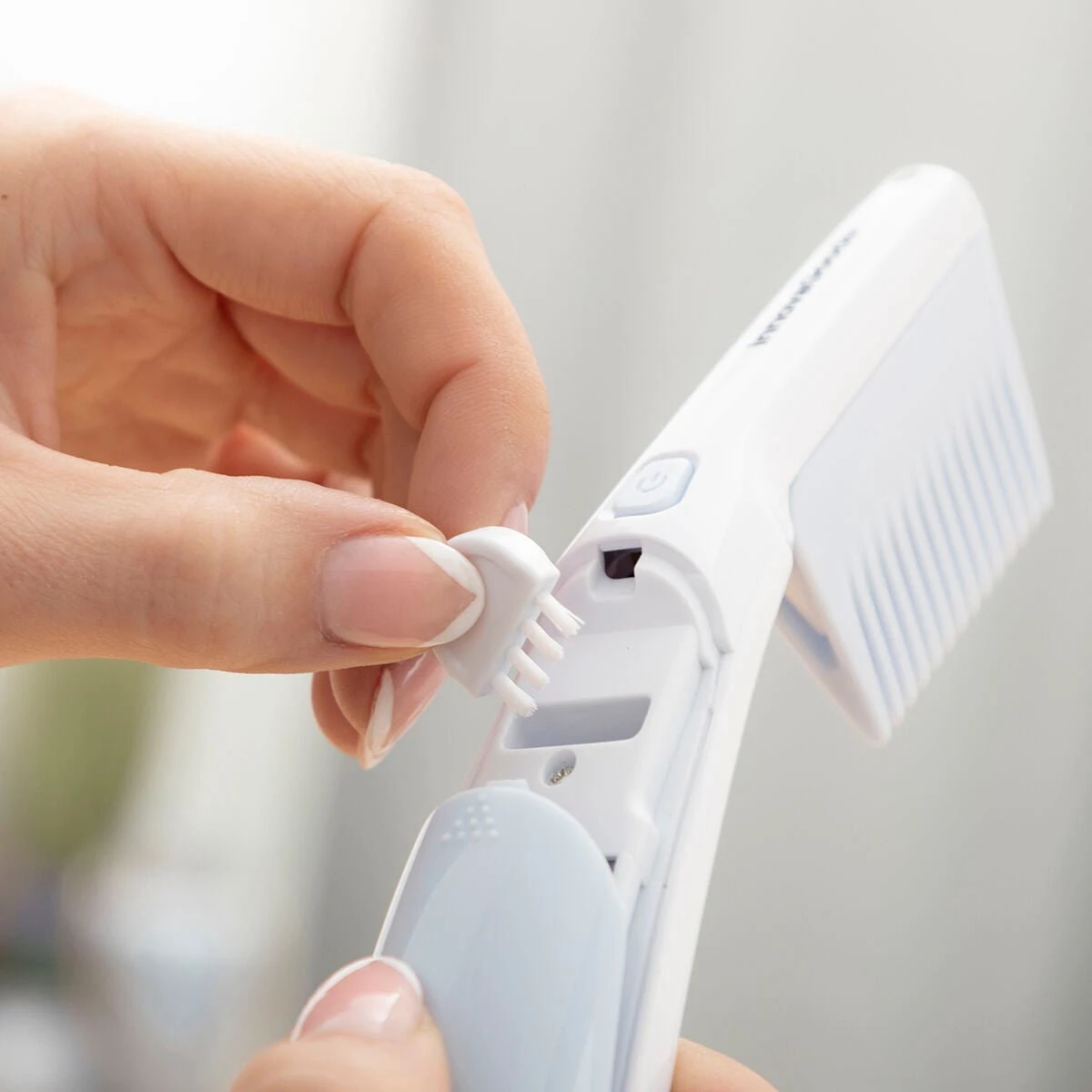 Innovagoods - Elektrische Luizenkam - Luizenbestrijding - Netenkam - Met Accessoires - Geen Geurtjes Of Chemicaliën 17 Innovagoods - Elektrische Luizenkam - Luizenbestrijding - Netenkam - Met Accessoires - Geen Geurtjes Of Chemicaliën - Afbeelding 15