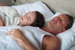 Anti Snurk Beugel Incl. Reinigingstabletten Bitje Antisnurk Snurken - Snurk Producten - Strips - Neusspreider - AntiSnurkDr® 15 Anti Snurk Beugel Incl. Reinigingstabletten Bitje Antisnurk Snurken - Snurk Producten - Strips - Neusspreider - AntiSnurkDr® -Zelfzorg Winkel 1200x796