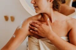 Weg Met Die Pollen Body Butter – Een Natuurlijke Barrière Tegen Hooikoorts Verschijnselen - Voorkomt Hooikoorts Jeuk 11 Weg Met Die Pollen Body Butter – Een Natuurlijke Barrière Tegen Hooikoorts Verschijnselen - Voorkomt Hooikoorts Jeuk -Zelfzorg Winkel 1200x800 6